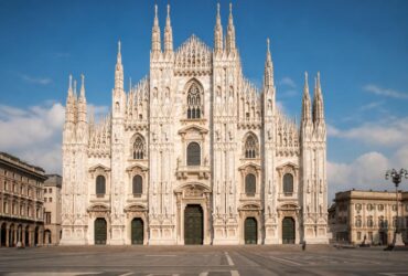 Façade gothique et flèches du Duomo de Milan vues depuis la place.