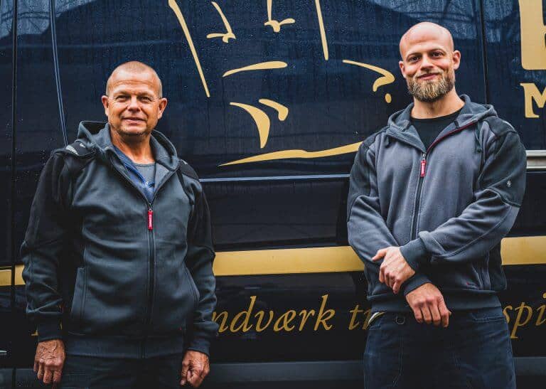 Ejerne af virksomheden Eskilds Møbelpolstring foran firmabil