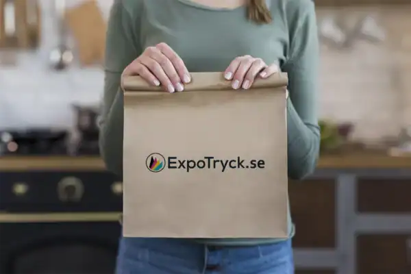 rollup, Banderoll, Mässmaterial, muggar, tryck, reklamflagga, reklamflaggor, windtracker, windtracker flagga, hyllvippor, hyllpratare, miljövänliga profilprodukter, Miljö, Miljövänliga, Profilprodukter, Profil, förpackningar, öletiketter, vinetiketter, Banderoller, mässmonter, mässmontrar, beachflaggor, Expo, Print, Förpackningar, Etiketter, tryck, giveaways, öletiketter, etiketter, reklamprodukter, banderoller, dekal, dekaler, mässmontrar, profilkläder med tryck, reklamprodukter, giveaways, företagsprofilering, USB med tryck, kepsar med tryck, t-shirts med tryck, reflexer, isskrapor med tryck, beachflaggor, vattenflaskor med tryck, eventtält, tygvepor, broschyrhållare, arbetskläder med tryck, paraplyer med tryck, pennor med tryck, storformatsprint, flyers, dekaler, fönsterfolie, forex, hyllvippor, broschyrer, etiketter, öletiketter, produktetiketter, vinetiketter, livsmedelsetiketter, reklamkläder, reklamtryck, tryckeri, trycksaker, reklamartiklar, tryckta produkter, storformat, exponeringsmaterial, digitaltryck, rollups med tryck, tryckta banderoller, mässmaterial, expomaterial, profilreklam, varumärkesprofilering, mässväggar, takdisplayer, expo tryck, print tryck, displaymaterial, reklamflaggor, flaggor med tryck, mobil mässmonter, tryckt marknadsföring, textiltryck, kundgåvor, logotyptryck, specialtryck, ExpoTryck, expotryck.se, rollups, banderoller