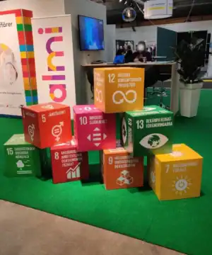 Globala Mål, Globalt mål, globala målen kub, displaykub tryck, globala målen tryck kub, globalt mål tryck, skummkub, Saccosäck, eventmöbler, saccosäck, beanbag, mässbord, broschyrställ, rollup, Banderoll, öletiketter, vinetiketter, Banderoller, mässväggar, mässmonter, mässmontrar, beachflaggor, Expo, Print, Förpackningar, Etiketter, tryck, giveaways, öletiketter, etiketter, reklamprodukter, banderoller, dekal, dekaler, mässmontrar, profilkläder med tryck, reklamprodukter, giveaways, företagsprofilering, USB med tryck, kepsar med tryck, t-shirts med tryck, reflexer, isskrapor med tryck, beachflaggor, vattenflaskor med tryck, eventtält, tygvepor, broschyrhållare, arbetskläder med tryck, paraplyer med tryck, pennor med tryck, storformatsprint, flyers, dekaler, fönsterfolie, forex, hyllvippor, broschyrer, etiketter, öletiketter, produktetiketter, vinetiketter, livsmedelsetiketter, reklamkläder, reklamtryck, tryckeri, trycksaker, reklamartiklar, tryckta produkter, storformat, exponeringsmaterial, digitaltryck, rollups med tryck, tryckta banderoller, mässmaterial, expomaterial, profilreklam, varumärkesprofilering, mässväggar, takdisplayer, expo tryck, print tryck, displaymaterial, reklamflaggor, flaggor med tryck, mobil mässmonter, tryckt marknadsföring, textiltryck, kundgåvor, logotyptryck, specialtryck, ExpoTryck, expotryck.se, rollups, banderoller, eventmöbler, eventstol, eventtält, vepor, vepa, flaggor, flagga, reklamflagga, logotypflagga, företagsflagga, företagsflaggor, distplayställ, takdisplay, beachflagga, beachflaggor, bas, markfäste, vinylbanderoll, meshbanderoll, banderoll, pvc banderoll, takdisplay,