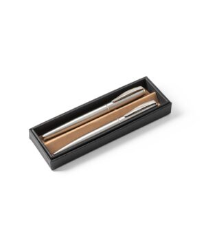 ELLA. Rull- och kulspetspenna med kropp i rostfritt stål (53 % rSS) med klämma, flaggspel, vimpelspel, bunting, Handburgareflaggor, Cocktailflaggor, Tandpetarflaggor, fasadflagga, kioskflagga, trottoarpratare, Globalt Mål, Globala Mål, Globalt mål, globala målen kub, displaykub tryck, globala målen tryck kub, globalt mål tryck, skummkub, Saccosäck, eventmöbler, saccosäck, beanbag, mässbord, broschyrställ, rollup, Banderoll, öletiketter, vinetiketter, Banderoller, mässväggar, mässmonter, mässmontrar, beachflaggor, Expo, Print, Förpackningar, Etiketter, tryck, giveaways, öletiketter, etiketter, reklamprodukter, banderoller, dekal, dekaler, mässmontrar, profilkläder med tryck, reklamprodukter, giveaways, företagsprofilering, USB med tryck, kepsar med tryck, t-shirts med tryck, reflexer, isskrapor med tryck, beachflaggor, vattenflaskor med tryck, eventtält, tygvepor, broschyrhållare, arbetskläder med tryck, paraplyer med tryck, pennor med tryck, storformatsprint, flyers, dekaler, fönsterfolie, forex, hyllvippor, broschyrer, etiketter, öletiketter, produktetiketter, vinetiketter, livsmedelsetiketter, reklamkläder, reklamtryck, tryckeri, trycksaker, reklamartiklar, tryckta produkter, storformat, exponeringsmaterial, digitaltryck, rollups med tryck, tryckta banderoller, mässmaterial, expomaterial, profilreklam, varumärkesprofilering, mässväggar, takdisplayer, expo tryck, print tryck, displaymaterial, reklamflaggor, flaggor med tryck, mobil mässmonter, tryckt marknadsföring, textiltryck, kundgåvor, logotyptryck, specialtryck, ExpoTryck, expotryck.se, rollups, banderoller, eventmöbler, eventstol, eventtält, vepor, vepa, flaggor, flagga, reklamflagga, logotypflagga, företagsflagga, företagsflaggor, distplayställ, takdisplay, beachflagga, beachflaggor, bas, markfäste, vinylbanderoll, meshbanderoll, banderoll, pvc banderoll, takdisplay, displaykub, kub med tryck, display kub, displayskylt, displayställ, informationsskylt, windtracker, windtracker flagga, hög flagga, windtracker system, windtracker-kit, windtrackerkit, windtrackersystem, snäppram, trappa snäppram, snäppramlist, displayskyltar, displayställ, butik, forex, forexskylt, dörrhängare, dörr hängare, etiketter, etiketter på rulle, trycka etiketter,