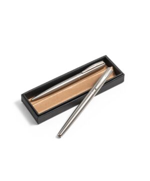 ELLA. Rull- och kulspetspenna med kropp i rostfritt stål (53 % rSS) med klämma, flaggspel, vimpelspel, bunting, Handburgareflaggor, Cocktailflaggor, Tandpetarflaggor, fasadflagga, kioskflagga, trottoarpratare, Globalt Mål, Globala Mål, Globalt mål, globala målen kub, displaykub tryck, globala målen tryck kub, globalt mål tryck, skummkub, Saccosäck, eventmöbler, saccosäck, beanbag, mässbord, broschyrställ, rollup, Banderoll, öletiketter, vinetiketter, Banderoller, mässväggar, mässmonter, mässmontrar, beachflaggor, Expo, Print, Förpackningar, Etiketter, tryck, giveaways, öletiketter, etiketter, reklamprodukter, banderoller, dekal, dekaler, mässmontrar, profilkläder med tryck, reklamprodukter, giveaways, företagsprofilering, USB med tryck, kepsar med tryck, t-shirts med tryck, reflexer, isskrapor med tryck, beachflaggor, vattenflaskor med tryck, eventtält, tygvepor, broschyrhållare, arbetskläder med tryck, paraplyer med tryck, pennor med tryck, storformatsprint, flyers, dekaler, fönsterfolie, forex, hyllvippor, broschyrer, etiketter, öletiketter, produktetiketter, vinetiketter, livsmedelsetiketter, reklamkläder, reklamtryck, tryckeri, trycksaker, reklamartiklar, tryckta produkter, storformat, exponeringsmaterial, digitaltryck, rollups med tryck, tryckta banderoller, mässmaterial, expomaterial, profilreklam, varumärkesprofilering, mässväggar, takdisplayer, expo tryck, print tryck, displaymaterial, reklamflaggor, flaggor med tryck, mobil mässmonter, tryckt marknadsföring, textiltryck, kundgåvor, logotyptryck, specialtryck, ExpoTryck, expotryck.se, rollups, banderoller, eventmöbler, eventstol, eventtält, vepor, vepa, flaggor, flagga, reklamflagga, logotypflagga, företagsflagga, företagsflaggor, distplayställ, takdisplay, beachflagga, beachflaggor, bas, markfäste, vinylbanderoll, meshbanderoll, banderoll, pvc banderoll, takdisplay, displaykub, kub med tryck, display kub, displayskylt, displayställ, informationsskylt, windtracker, windtracker flagga, hög flagga, windtracker system, windtracker-kit, windtrackerkit, windtrackersystem, snäppram, trappa snäppram, snäppramlist, displayskyltar, displayställ, butik, forex, forexskylt, dörrhängare, dörr hängare, etiketter, etiketter på rulle, trycka etiketter,