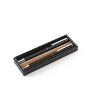 LEAH. Roller- och kulspetspenneset i aluminium (94 % rAL) med klämma, flaggspel, vimpelspel, bunting, Handburgareflaggor, Cocktailflaggor, Tandpetarflaggor, fasadflagga, kioskflagga, trottoarpratare, Globalt Mål, Globala Mål, Globalt mål, globala målen kub, displaykub tryck, globala målen tryck kub, globalt mål tryck, skummkub, Saccosäck, eventmöbler, saccosäck, beanbag, mässbord, broschyrställ, rollup, Banderoll, öletiketter, vinetiketter, Banderoller, mässväggar, mässmonter, mässmontrar, beachflaggor, Expo, Print, Förpackningar, Etiketter, tryck, giveaways, öletiketter, etiketter, reklamprodukter, banderoller, dekal, dekaler, mässmontrar, profilkläder med tryck, reklamprodukter, giveaways, företagsprofilering, USB med tryck, kepsar med tryck, t-shirts med tryck, reflexer, isskrapor med tryck, beachflaggor, vattenflaskor med tryck, eventtält, tygvepor, broschyrhållare, arbetskläder med tryck, paraplyer med tryck, pennor med tryck, storformatsprint, flyers, dekaler, fönsterfolie, forex, hyllvippor, broschyrer, etiketter, öletiketter, produktetiketter, vinetiketter, livsmedelsetiketter, reklamkläder, reklamtryck, tryckeri, trycksaker, reklamartiklar, tryckta produkter, storformat, exponeringsmaterial, digitaltryck, rollups med tryck, tryckta banderoller, mässmaterial, expomaterial, profilreklam, varumärkesprofilering, mässväggar, takdisplayer, expo tryck, print tryck, displaymaterial, reklamflaggor, flaggor med tryck, mobil mässmonter, tryckt marknadsföring, textiltryck, kundgåvor, logotyptryck, specialtryck, ExpoTryck, expotryck.se, rollups, banderoller, eventmöbler, eventstol, eventtält, vepor, vepa, flaggor, flagga, reklamflagga, logotypflagga, företagsflagga, företagsflaggor, distplayställ, takdisplay, beachflagga, beachflaggor, bas, markfäste, vinylbanderoll, meshbanderoll, banderoll, pvc banderoll, takdisplay, displaykub, kub med tryck, display kub, displayskylt, displayställ, informationsskylt, windtracker, windtracker flagga, hög flagga, windtracker system, windtracker-kit, windtrackerkit, windtrackersystem, snäppram, trappa snäppram, snäppramlist, displayskyltar, displayställ, butik, forex, forexskylt, dörrhängare, dörr hängare, etiketter, etiketter på rulle, trycka etiketter,