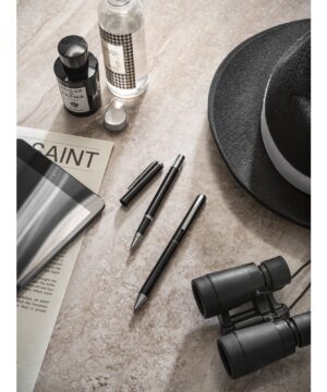 LEAH. Roller- och kulspetspenneset i aluminium (94 % rAL) med klämma, flaggspel, vimpelspel, bunting, Handburgareflaggor, Cocktailflaggor, Tandpetarflaggor, fasadflagga, kioskflagga, trottoarpratare, Globalt Mål, Globala Mål, Globalt mål, globala målen kub, displaykub tryck, globala målen tryck kub, globalt mål tryck, skummkub, Saccosäck, eventmöbler, saccosäck, beanbag, mässbord, broschyrställ, rollup, Banderoll, öletiketter, vinetiketter, Banderoller, mässväggar, mässmonter, mässmontrar, beachflaggor, Expo, Print, Förpackningar, Etiketter, tryck, giveaways, öletiketter, etiketter, reklamprodukter, banderoller, dekal, dekaler, mässmontrar, profilkläder med tryck, reklamprodukter, giveaways, företagsprofilering, USB med tryck, kepsar med tryck, t-shirts med tryck, reflexer, isskrapor med tryck, beachflaggor, vattenflaskor med tryck, eventtält, tygvepor, broschyrhållare, arbetskläder med tryck, paraplyer med tryck, pennor med tryck, storformatsprint, flyers, dekaler, fönsterfolie, forex, hyllvippor, broschyrer, etiketter, öletiketter, produktetiketter, vinetiketter, livsmedelsetiketter, reklamkläder, reklamtryck, tryckeri, trycksaker, reklamartiklar, tryckta produkter, storformat, exponeringsmaterial, digitaltryck, rollups med tryck, tryckta banderoller, mässmaterial, expomaterial, profilreklam, varumärkesprofilering, mässväggar, takdisplayer, expo tryck, print tryck, displaymaterial, reklamflaggor, flaggor med tryck, mobil mässmonter, tryckt marknadsföring, textiltryck, kundgåvor, logotyptryck, specialtryck, ExpoTryck, expotryck.se, rollups, banderoller, eventmöbler, eventstol, eventtält, vepor, vepa, flaggor, flagga, reklamflagga, logotypflagga, företagsflagga, företagsflaggor, distplayställ, takdisplay, beachflagga, beachflaggor, bas, markfäste, vinylbanderoll, meshbanderoll, banderoll, pvc banderoll, takdisplay, displaykub, kub med tryck, display kub, displayskylt, displayställ, informationsskylt, windtracker, windtracker flagga, hög flagga, windtracker system, windtracker-kit, windtrackerkit, windtrackersystem, snäppram, trappa snäppram, snäppramlist, displayskyltar, displayställ, butik, forex, forexskylt, dörrhängare, dörr hängare, etiketter, etiketter på rulle, trycka etiketter,