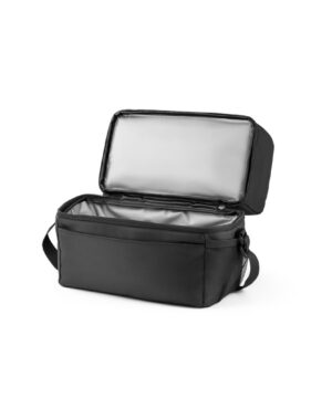 ZIPPERS COOLER. Kylväska 7L i 300D och 840D Jacquard, flaggspel, vimpelspel, bunting, Handburgareflaggor, Cocktailflaggor, Tandpetarflaggor, fasadflagga, kioskflagga, trottoarpratare, Globalt Mål, Globala Mål, Globalt mål, globala målen kub, displaykub tryck, globala målen tryck kub, globalt mål tryck, skummkub, Saccosäck, eventmöbler, saccosäck, beanbag, mässbord, broschyrställ, rollup, Banderoll, öletiketter, vinetiketter, Banderoller, mässväggar, mässmonter, mässmontrar, beachflaggor, Expo, Print, Förpackningar, Etiketter, tryck, giveaways, öletiketter, etiketter, reklamprodukter, banderoller, dekal, dekaler, mässmontrar, profilkläder med tryck, reklamprodukter, giveaways, företagsprofilering, USB med tryck, kepsar med tryck, t-shirts med tryck, reflexer, isskrapor med tryck, beachflaggor, vattenflaskor med tryck, eventtält, tygvepor, broschyrhållare, arbetskläder med tryck, paraplyer med tryck, pennor med tryck, storformatsprint, flyers, dekaler, fönsterfolie, forex, hyllvippor, broschyrer, etiketter, öletiketter, produktetiketter, vinetiketter, livsmedelsetiketter, reklamkläder, reklamtryck, tryckeri, trycksaker, reklamartiklar, tryckta produkter, storformat, exponeringsmaterial, digitaltryck, rollups med tryck, tryckta banderoller, mässmaterial, expomaterial, profilreklam, varumärkesprofilering, mässväggar, takdisplayer, expo tryck, print tryck, displaymaterial, reklamflaggor, flaggor med tryck, mobil mässmonter, tryckt marknadsföring, textiltryck, kundgåvor, logotyptryck, specialtryck, ExpoTryck, expotryck.se, rollups, banderoller, eventmöbler, eventstol, eventtält, vepor, vepa, flaggor, flagga, reklamflagga, logotypflagga, företagsflagga, företagsflaggor, distplayställ, takdisplay, beachflagga, beachflaggor, bas, markfäste, vinylbanderoll, meshbanderoll, banderoll, pvc banderoll, takdisplay, displaykub, kub med tryck, display kub, displayskylt, displayställ, informationsskylt, windtracker, windtracker flagga, hög flagga, windtracker system, windtracker-kit, windtrackerkit, windtrackersystem, snäppram, trappa snäppram, snäppramlist, displayskyltar, displayställ, butik, forex, forexskylt, dörrhängare, dörr hängare, etiketter, etiketter på rulle, trycka etiketter,