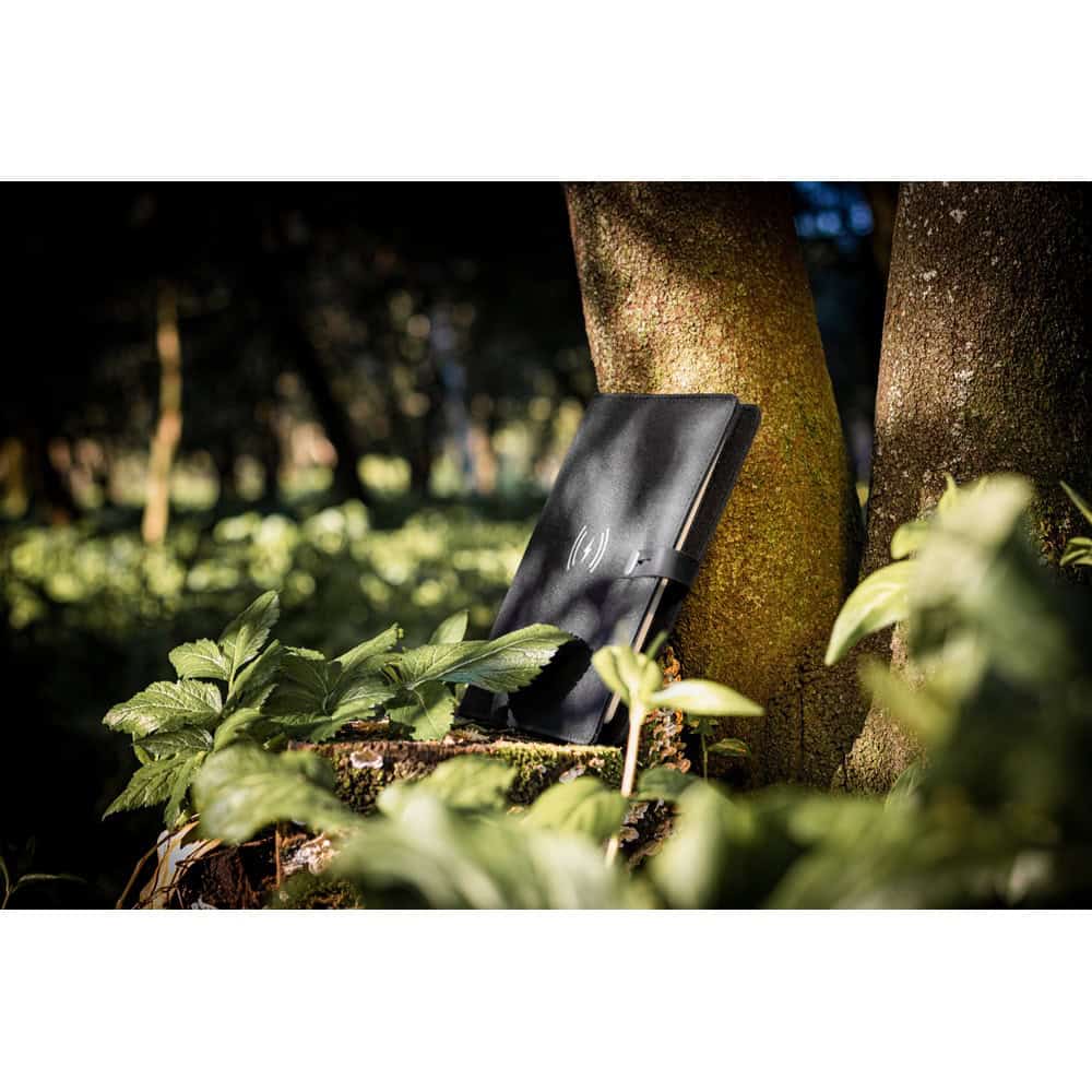 EMERGE A5 FOLDER. A5-mapp i 300D återvunnen polyester (100% rPET) med trådlös laddare - Bild 3