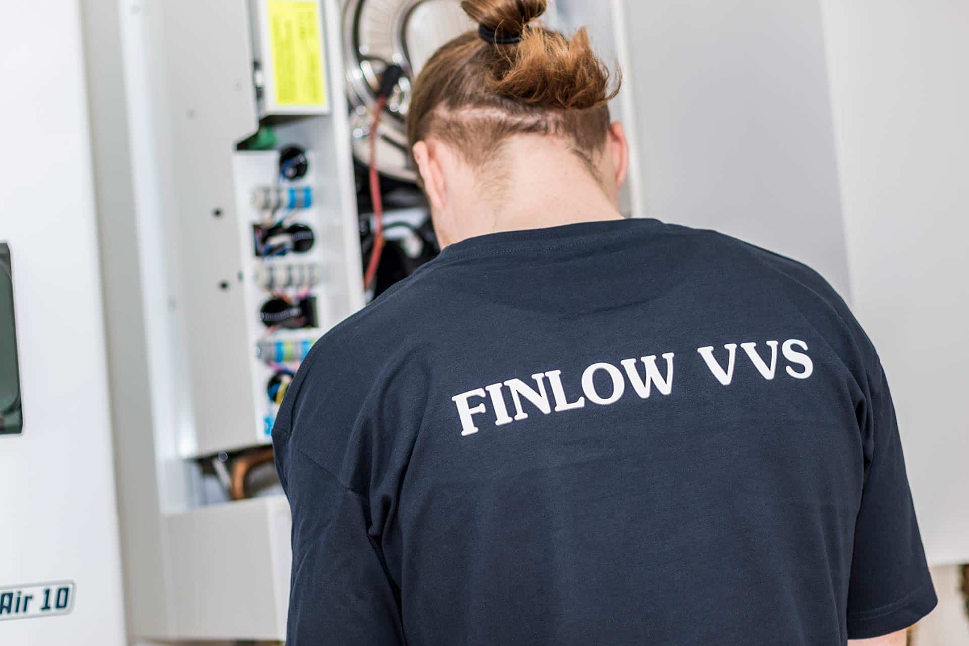 Finlow VVS medarbejder med ryggen til