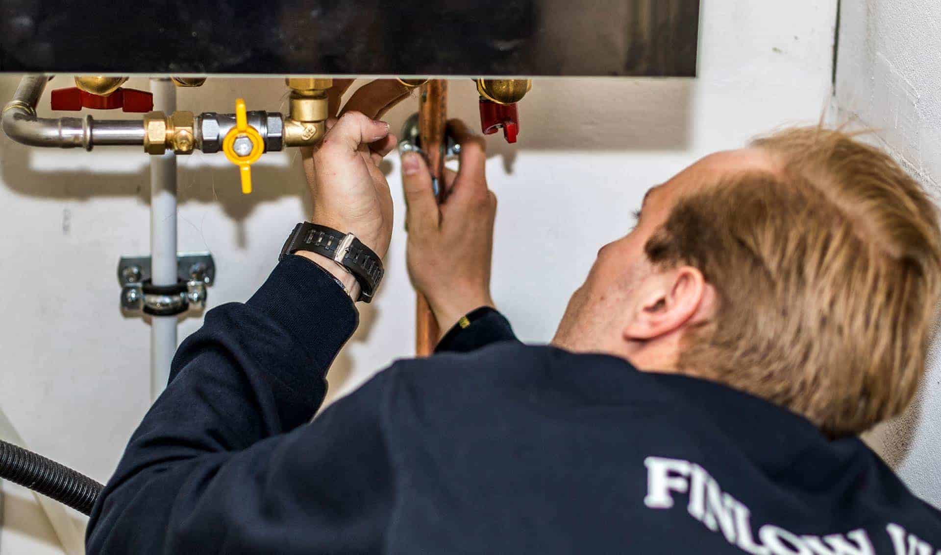 Medarbejder fra Finlow VVS arbejder