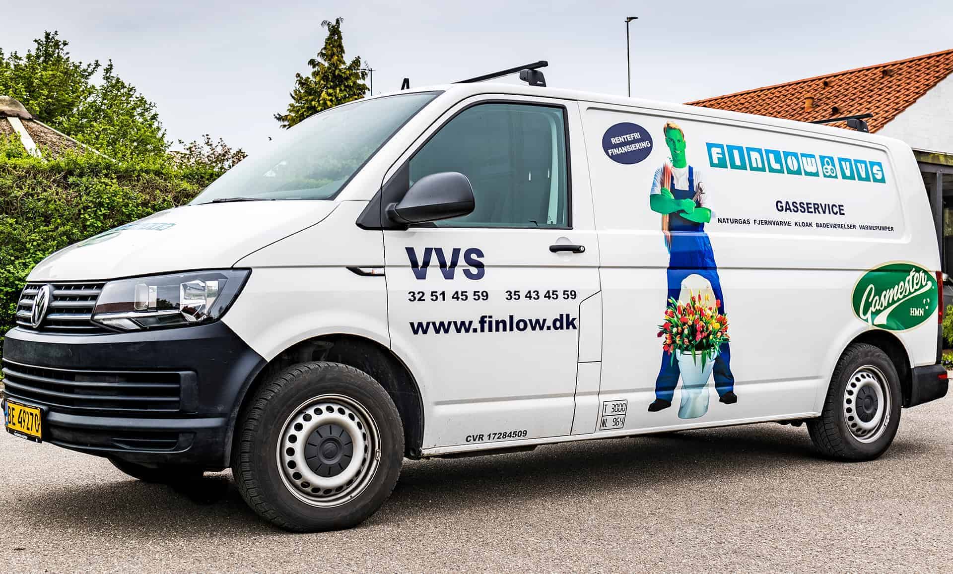 Finlow VVS varebil ved parcelhuskvarter