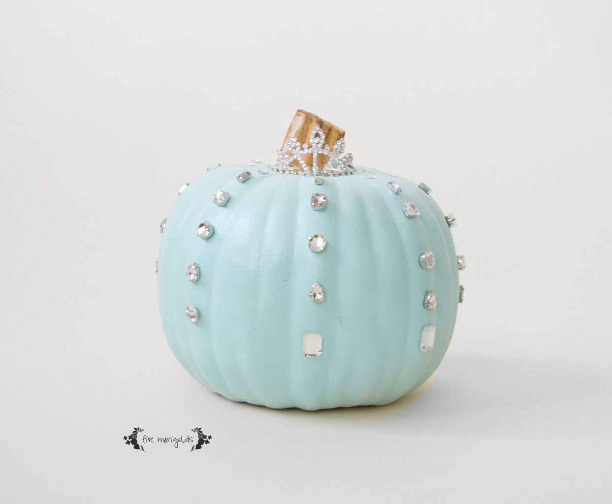 5 No-Carve Pumpkin Ideas that don't suck! This Cinderella / Frozen pumpkin is super easy to make!
