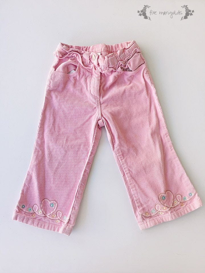 Upcycle your baby clothes with this pants - to - kitty cat purse refashion tutorial.