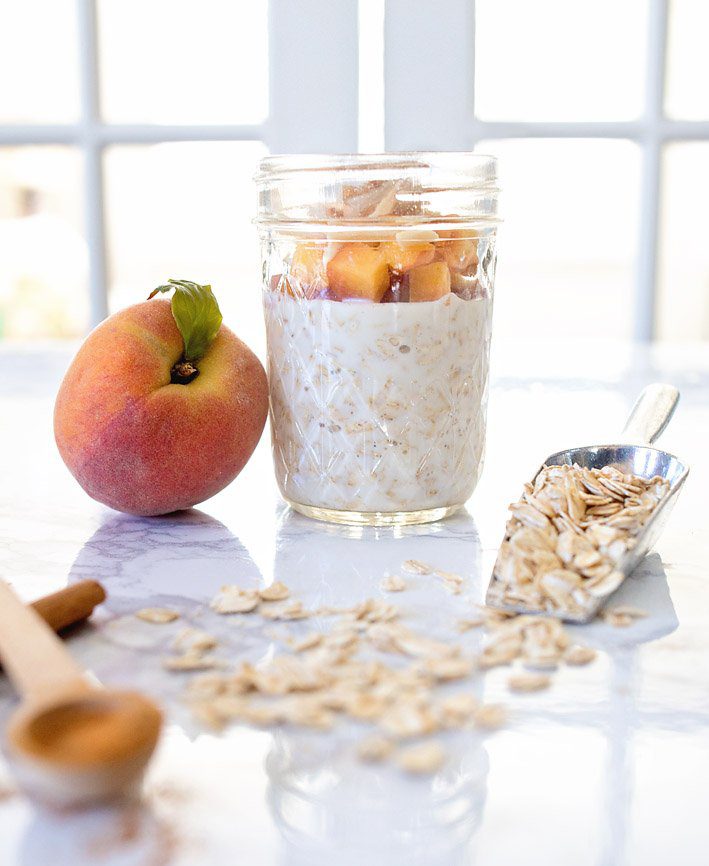 Peaches 'n Cream Overnight Oats - Simple Pure Vanilla in my clean Peaches 'N Cream Overnight Oats recipe - perfect for busy weekday mornings. | Five Marigolds
