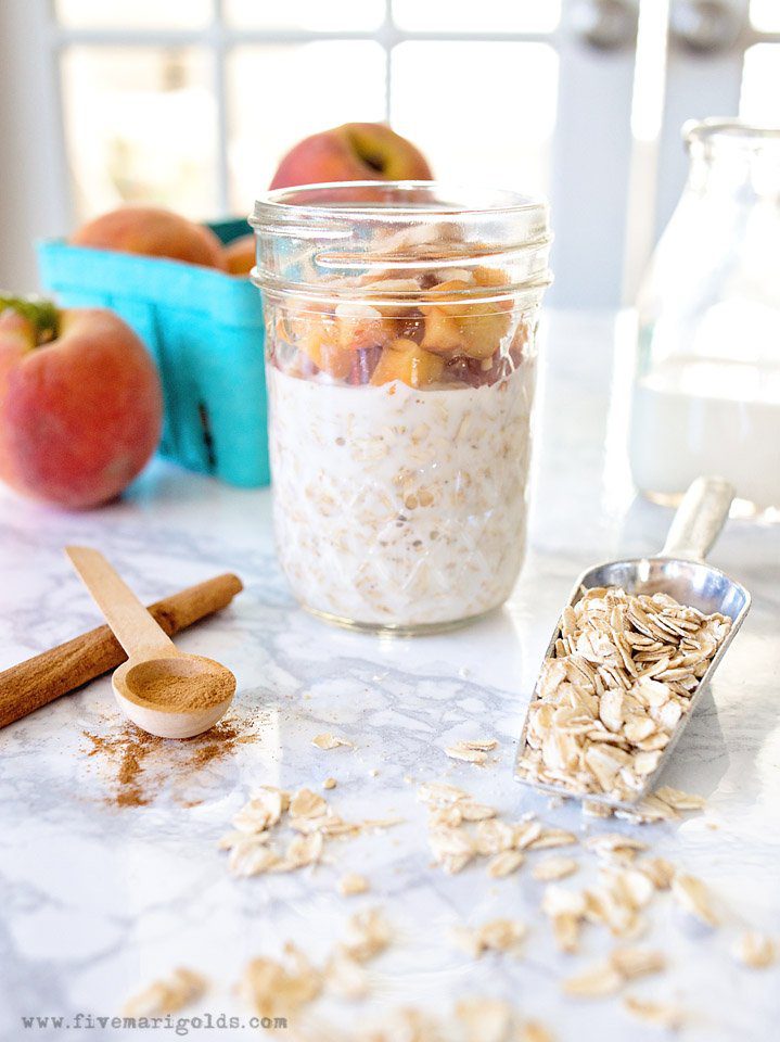 Peaches 'n Cream Overnight Oats - Simple Pure Vanilla in my clean Peaches 'N Cream Overnight Oats recipe - perfect for busy weekday mornings. | Five Marigolds