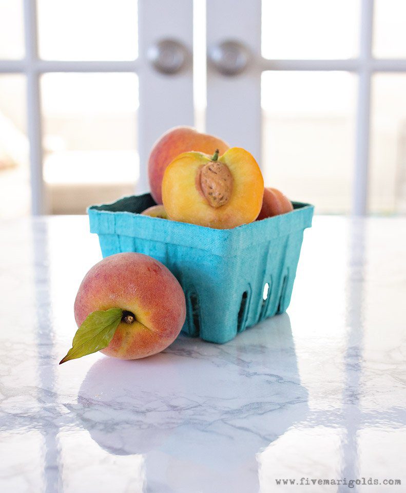 Peaches 'n Cream Overnight Oats - Simple Pure Vanilla in my clean Peaches 'N Cream Overnight Oats recipe - perfect for busy weekday mornings. | Five Marigolds