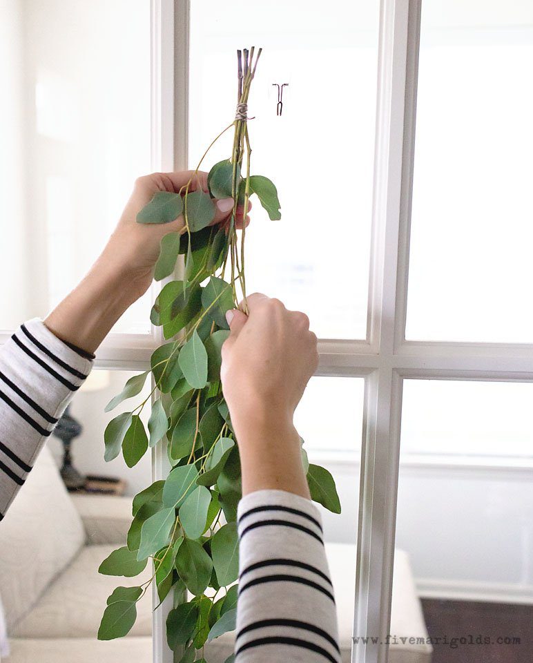 This Chic Thanksgiving Decor is perfect for the Thanksgiving hostess on a budget. Go glam this Friendsgiving with bold pops of color and sparkle.