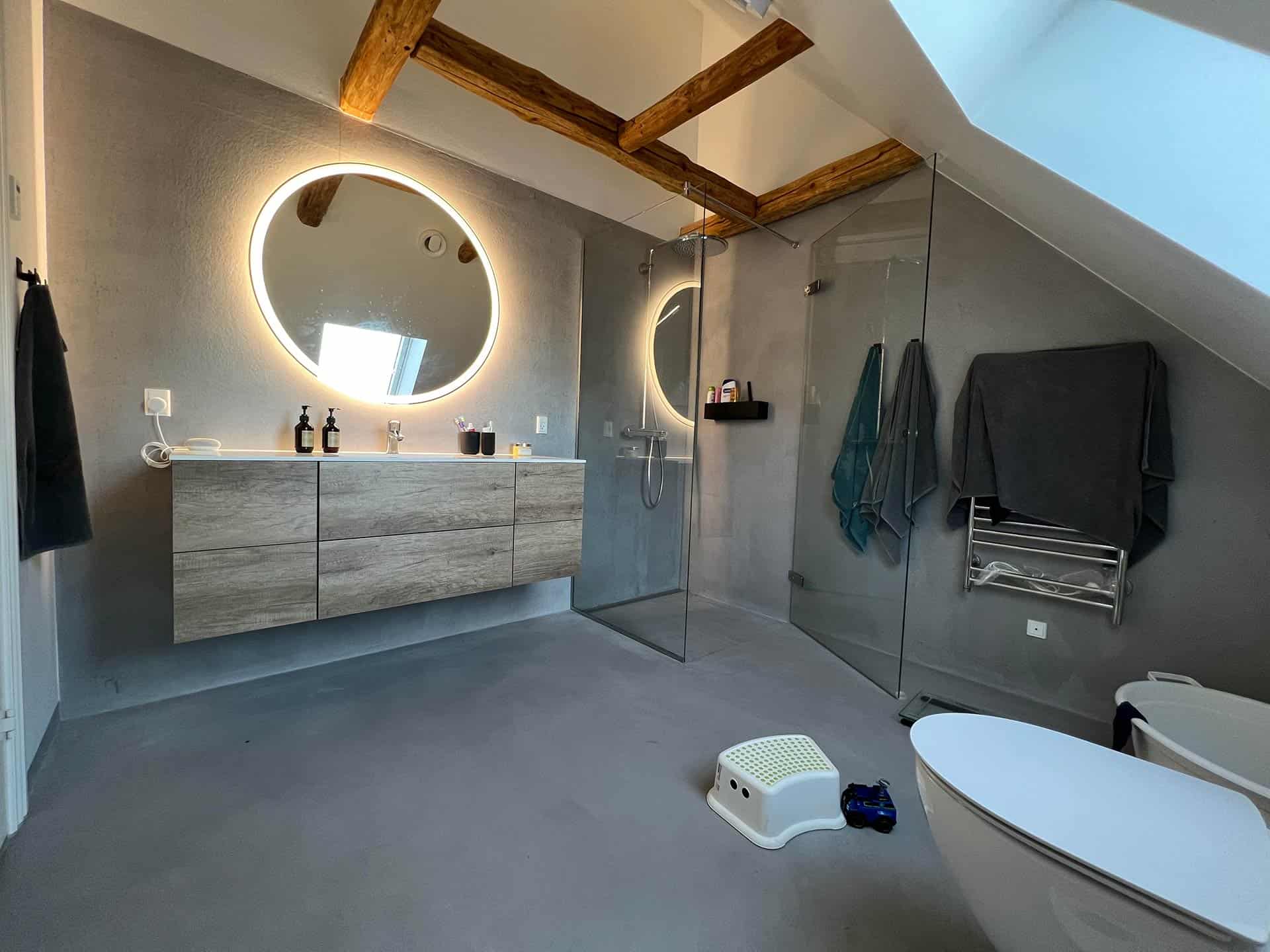 Badeværelsesrenovering hvor der er lavet microcement