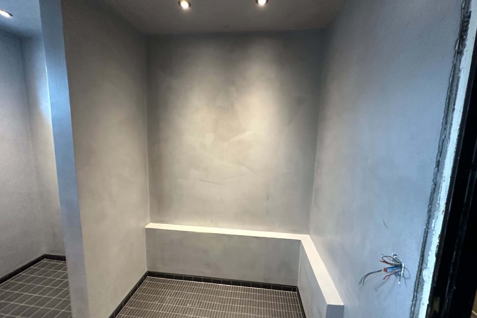 Microcement på væggene som er ved at blive renoveret.