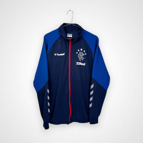 Koszulka piłkarska Rangers FC, stan słaby - bluza posiada sporo niewielkich zaciągnięć i zabrudzeń na całej swojej powierzchni.