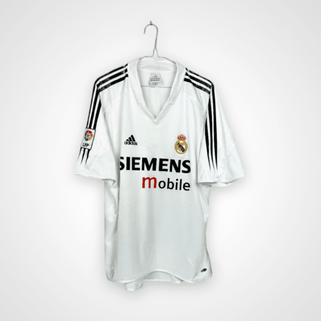 Koszulka piłkarska Real Madryt, 2004/05 Home, stan zadowalający - nieznacznie uszkodzony nadruk sponsora na froncie, drobne zabrudzenia oraz mocno popękane paski