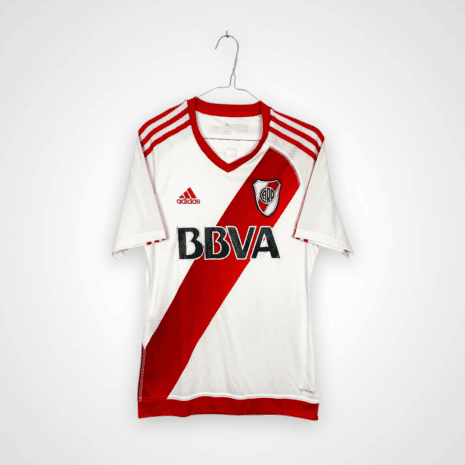 Koszulka piłkarska Koszulka piłkarska River Plate, 2016/17 Home, stan zadowalający - mikro plamka na froncie oraz podniszczony nadruk sponsora na plecach.