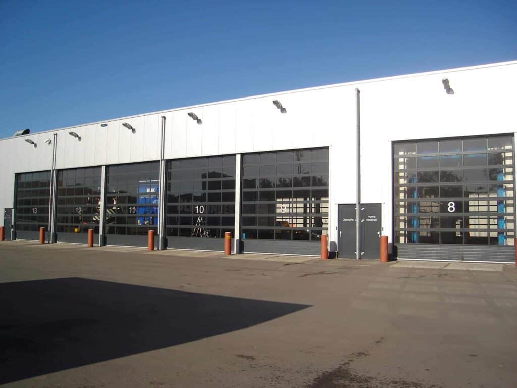 Industriporte monteret på hvid lagerbygning