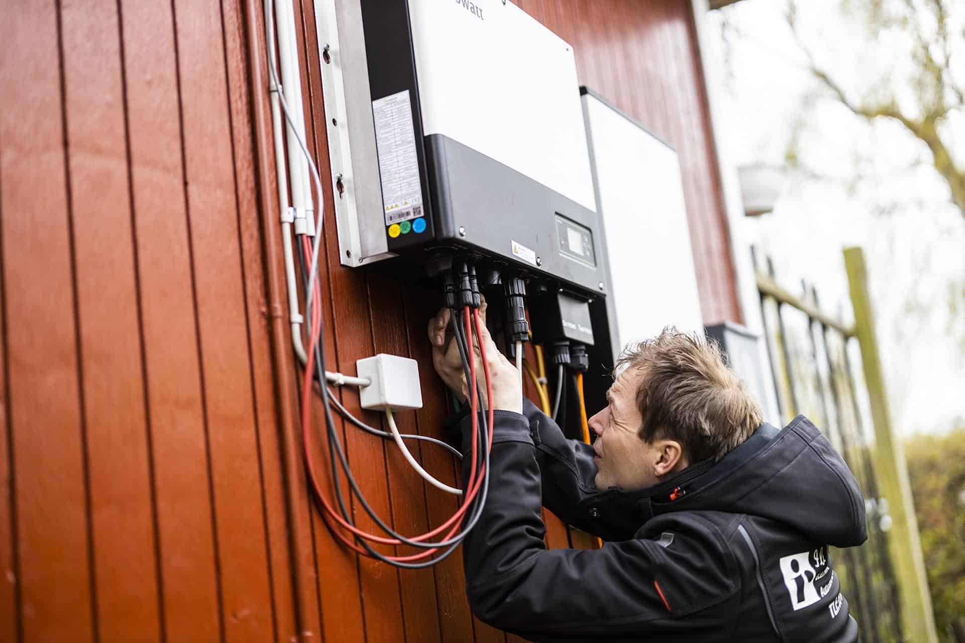 El-installatør inspicerer varmepumpe system