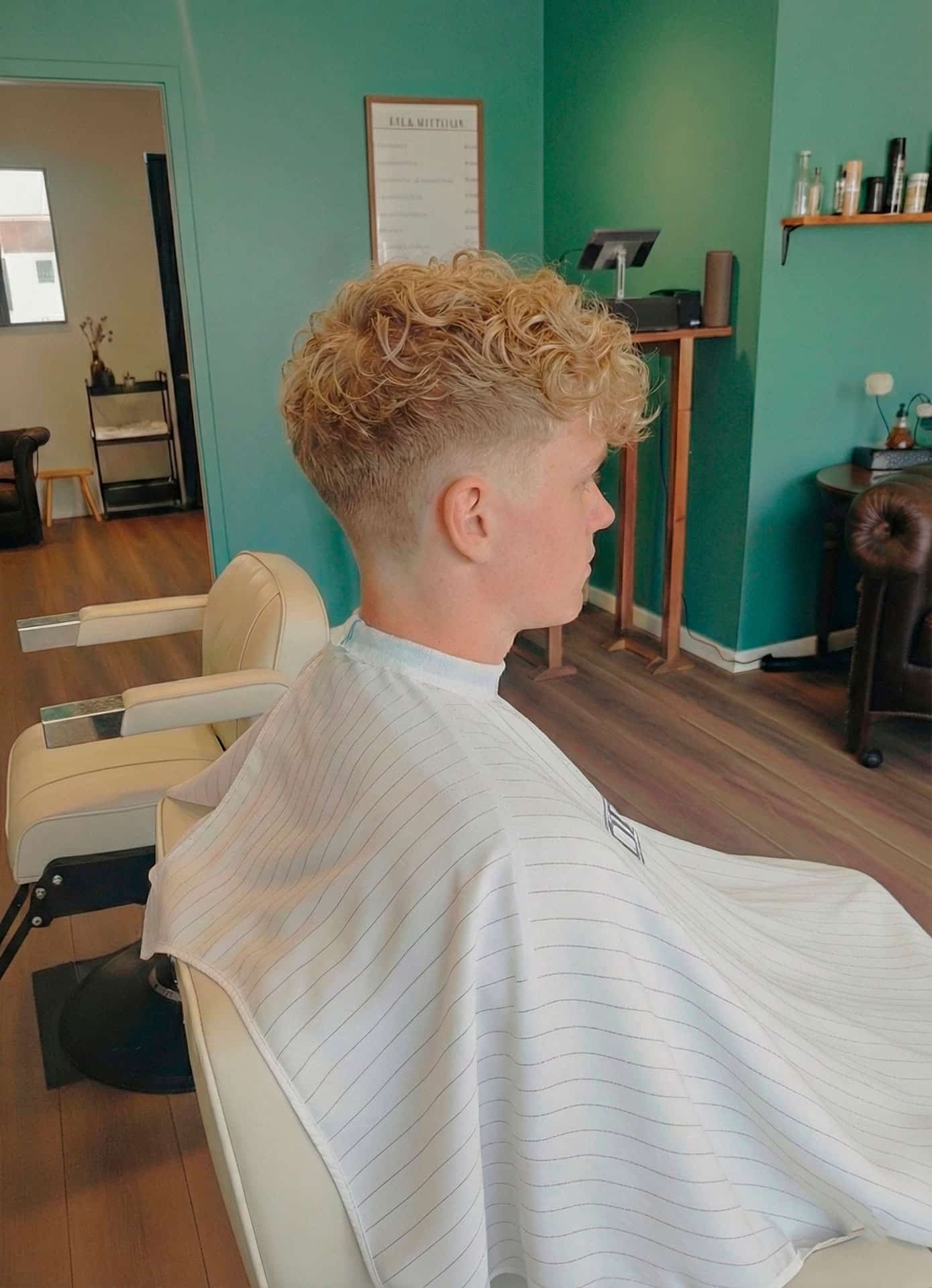 Herrefrisør i Lyngby viser styling af krøllet hår hos The Barberhaus