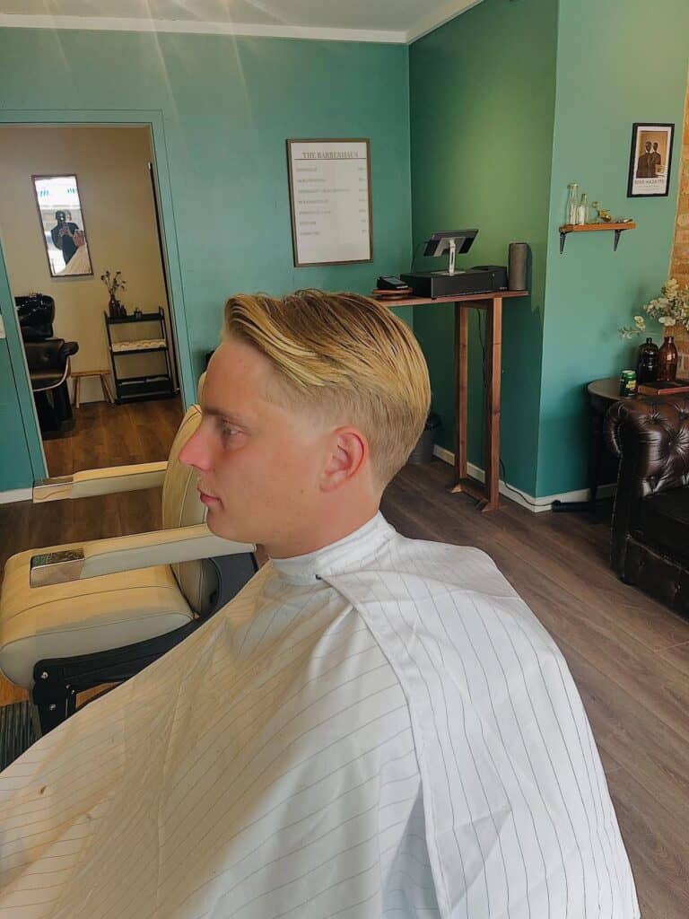Sideprofil af trimmet herreklip hos The Barberhaus, herrefrisør i Lyngby