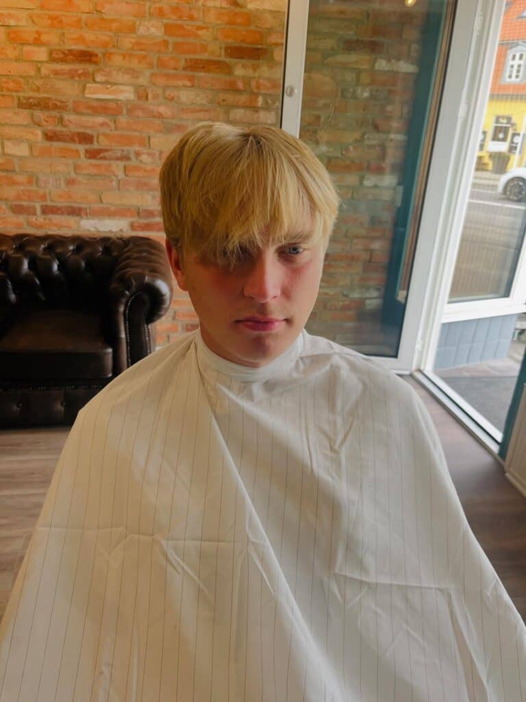 Forfra visning af moderne herrehår hos The Barberhaus frisør i Bagsværd