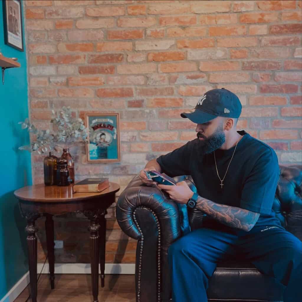 Indehaveren af The Barberhaus, der slapper af i venteområdet hos The Barberhaus frisør i Bagsværd