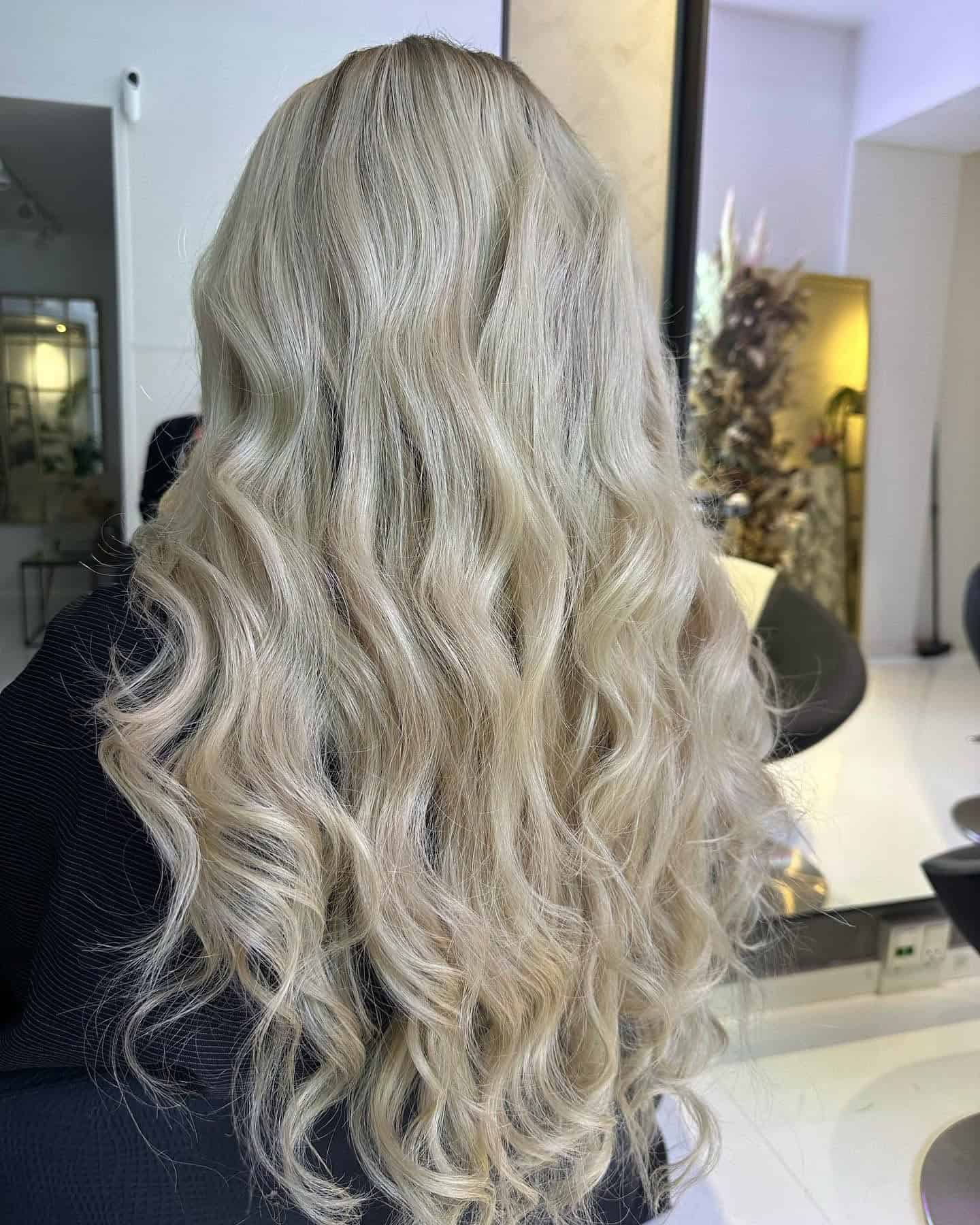 Lyst, krøllet hår med extensions fra By Sascha