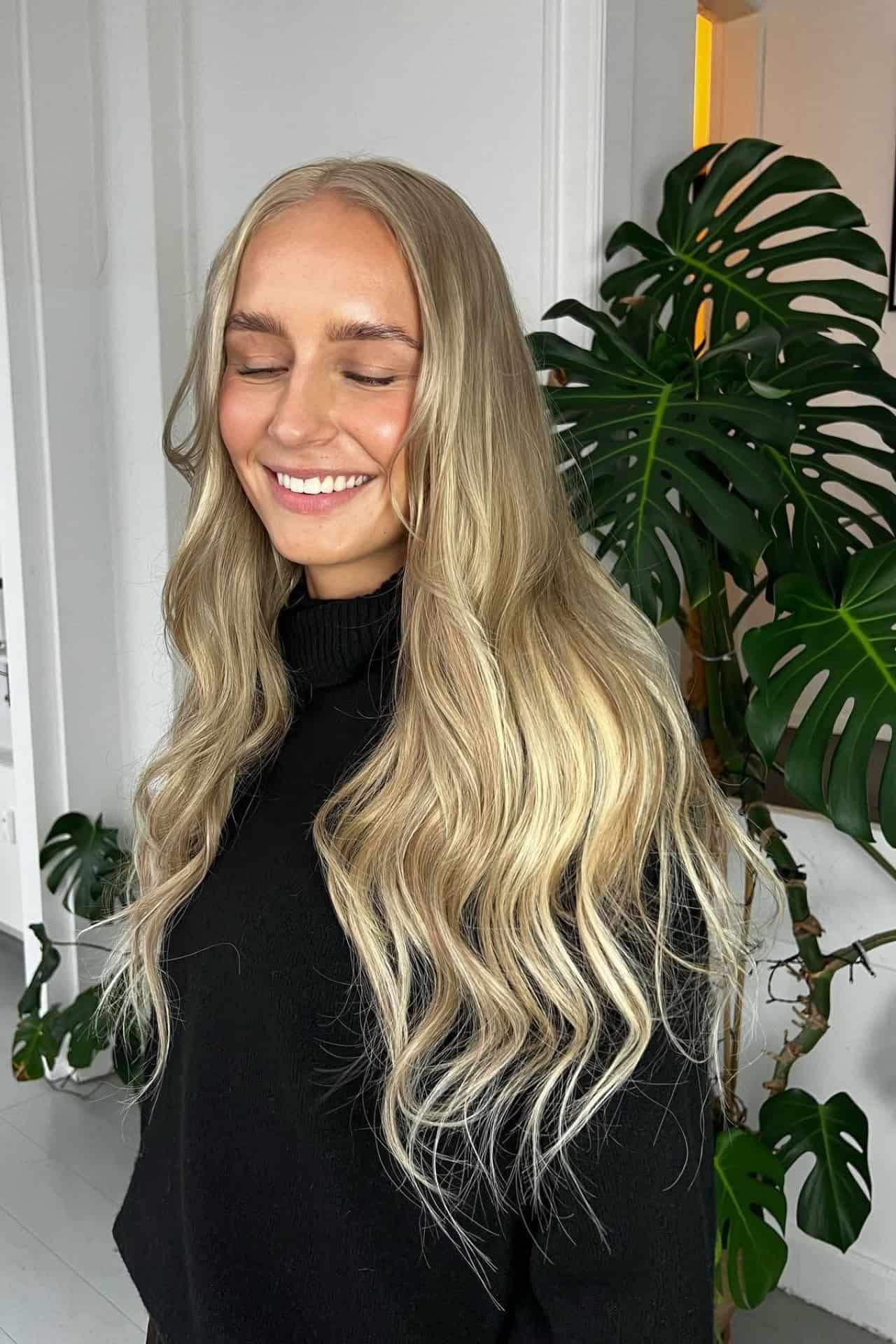 Billede af smilende kvinde med langt farvet hår