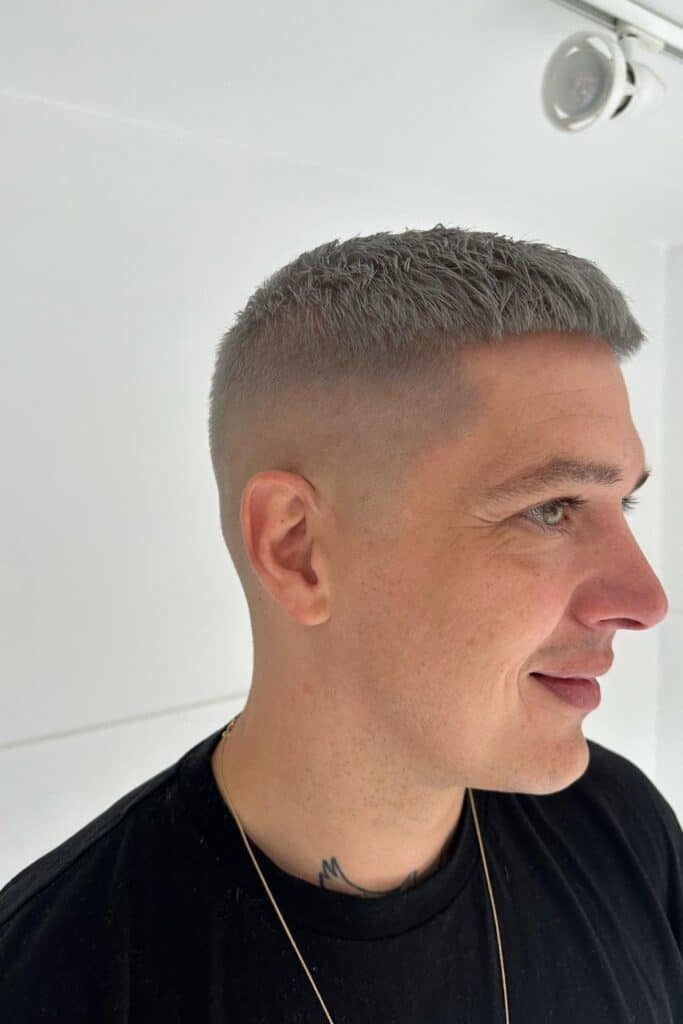 Kort herreklip med fade hos mand i profil.