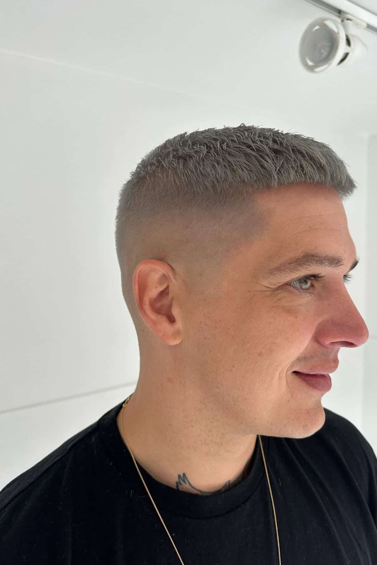 Kort herreklip med fade hos mand i profil.