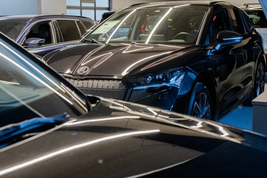 Detalje af bilfront i showroom