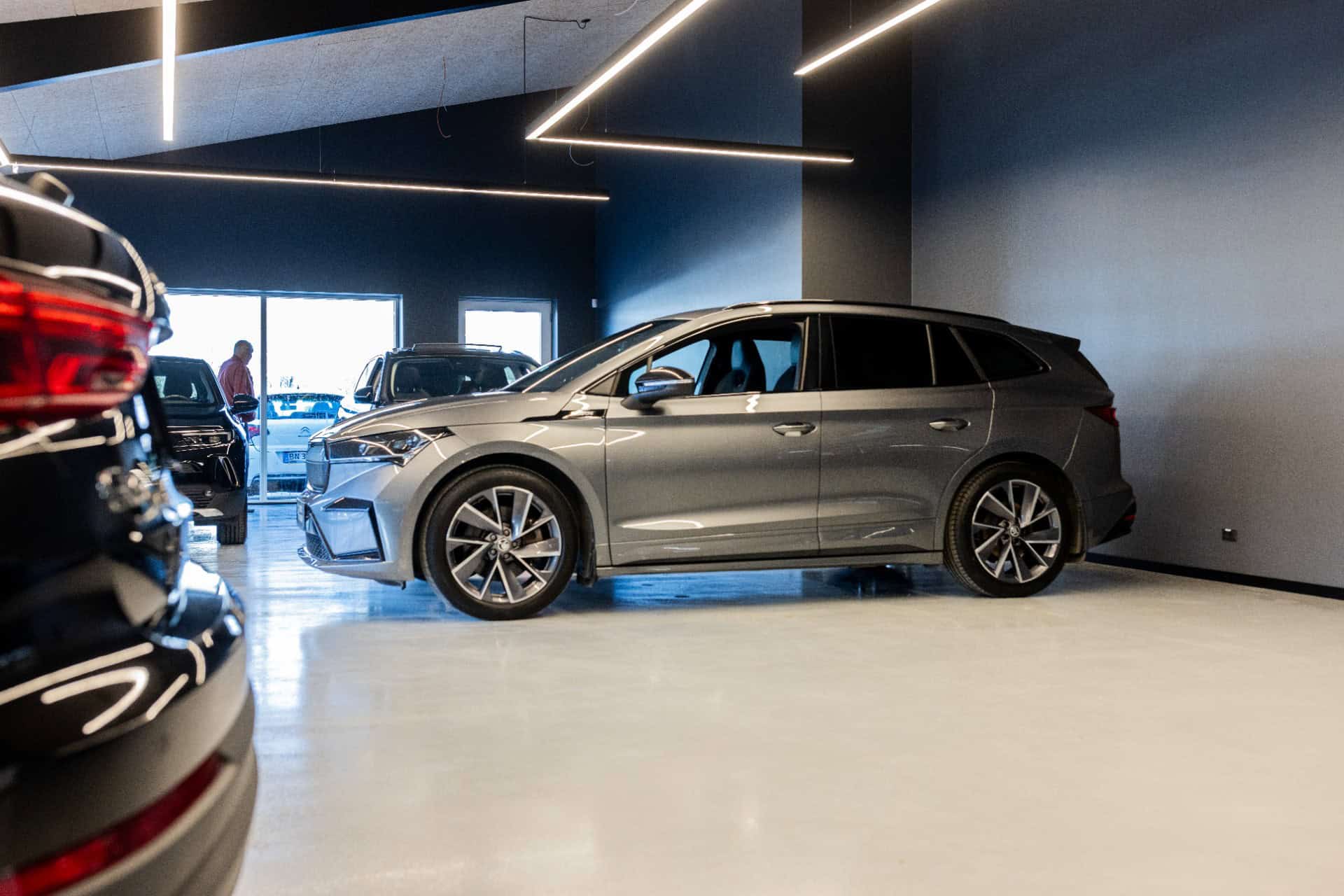 Grå bil i showroom hos GM Auto Group