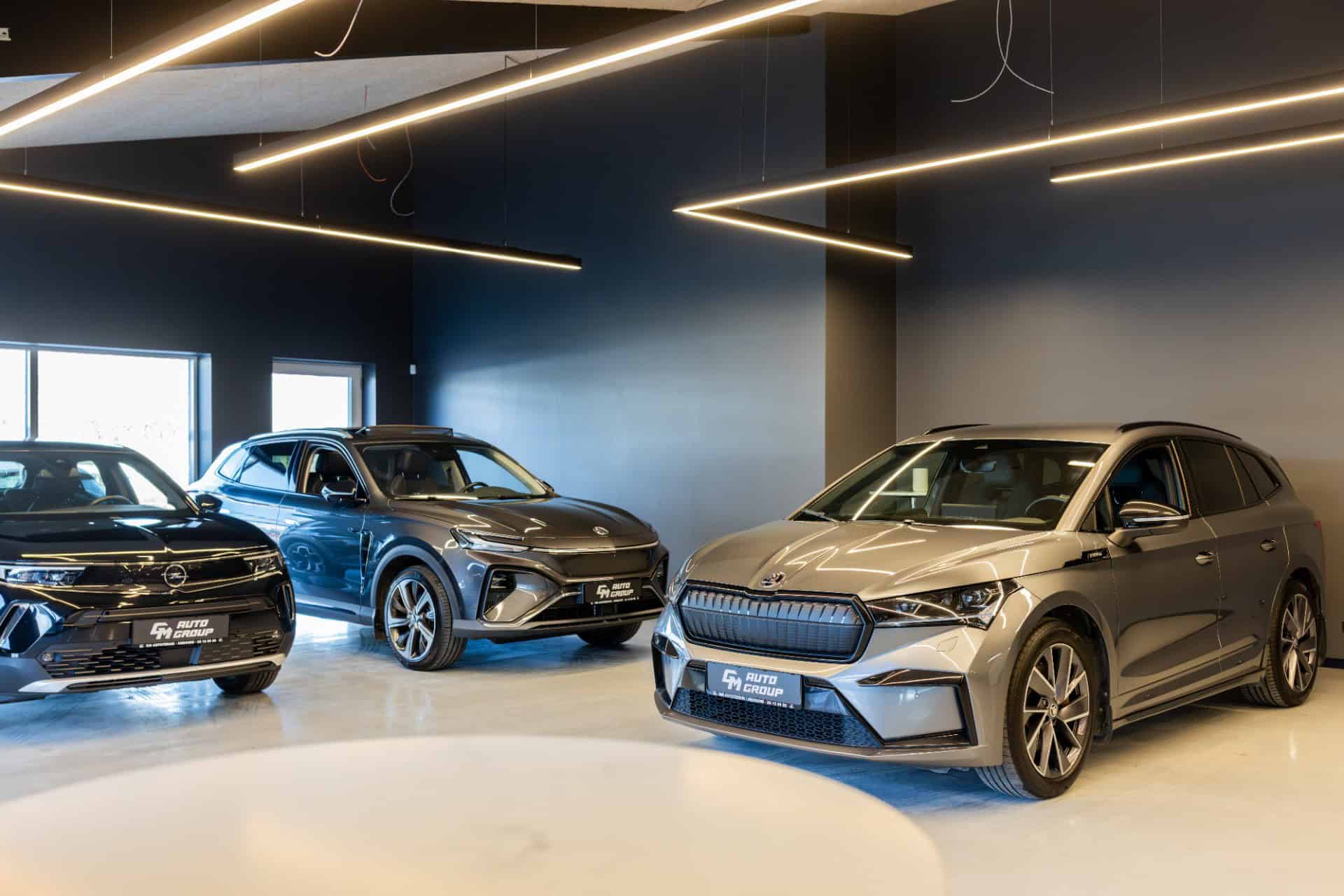 Moderne biler i række i showroom i Brøndby