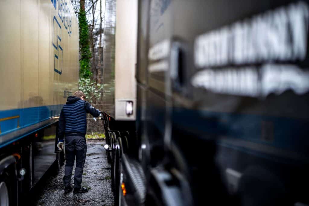Vognmand der kigger på en lastbil
