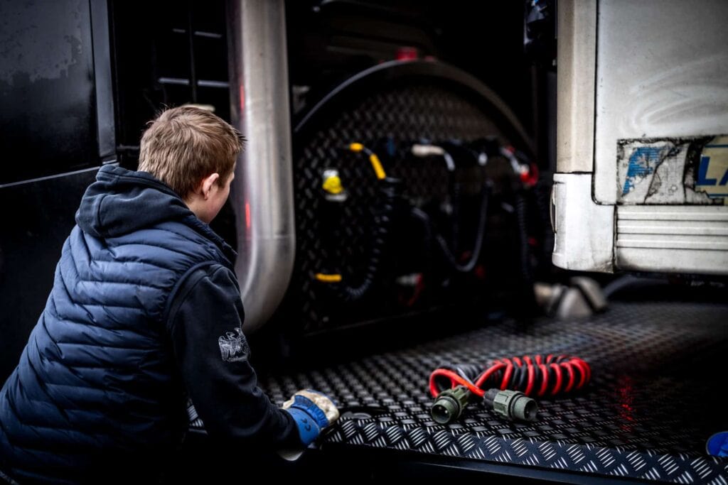 Nærbillede af slanger og tekniske tilslutninger på en tankvogn fra Gustav Hansen.