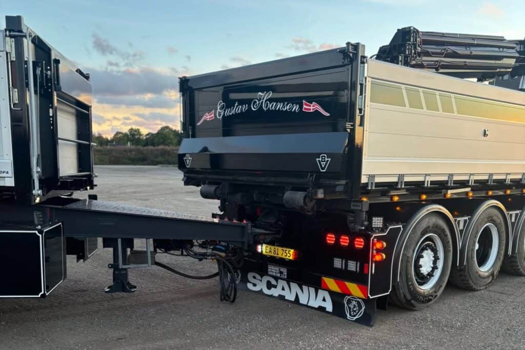 Bagsmækken på en mørk tiptrailer fra Gustav Hansen transport fotograferet bagfra.