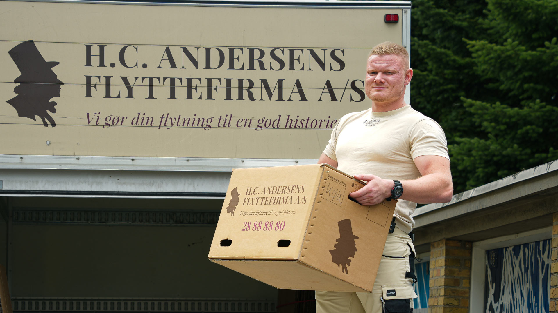 Flyttefirma i Hillerød, hvor der holder en beige flyttebil