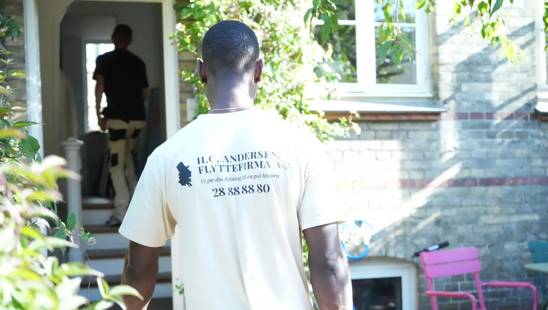 Flyttefirma i Hellerup som hjælper en kunde med at flytte
