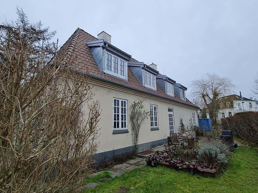 Med vores dygtige team tilbyder vi totalrenovering af ældre boliger, hvor vi kombinerer moderne komfort med respekt for bygningens originale karakter.