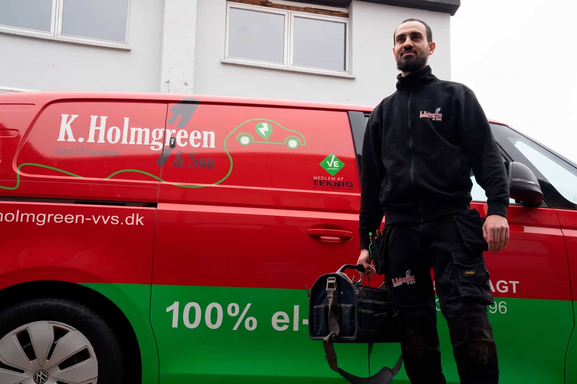 medarbejder fra K. Holmgreen foran firmabil