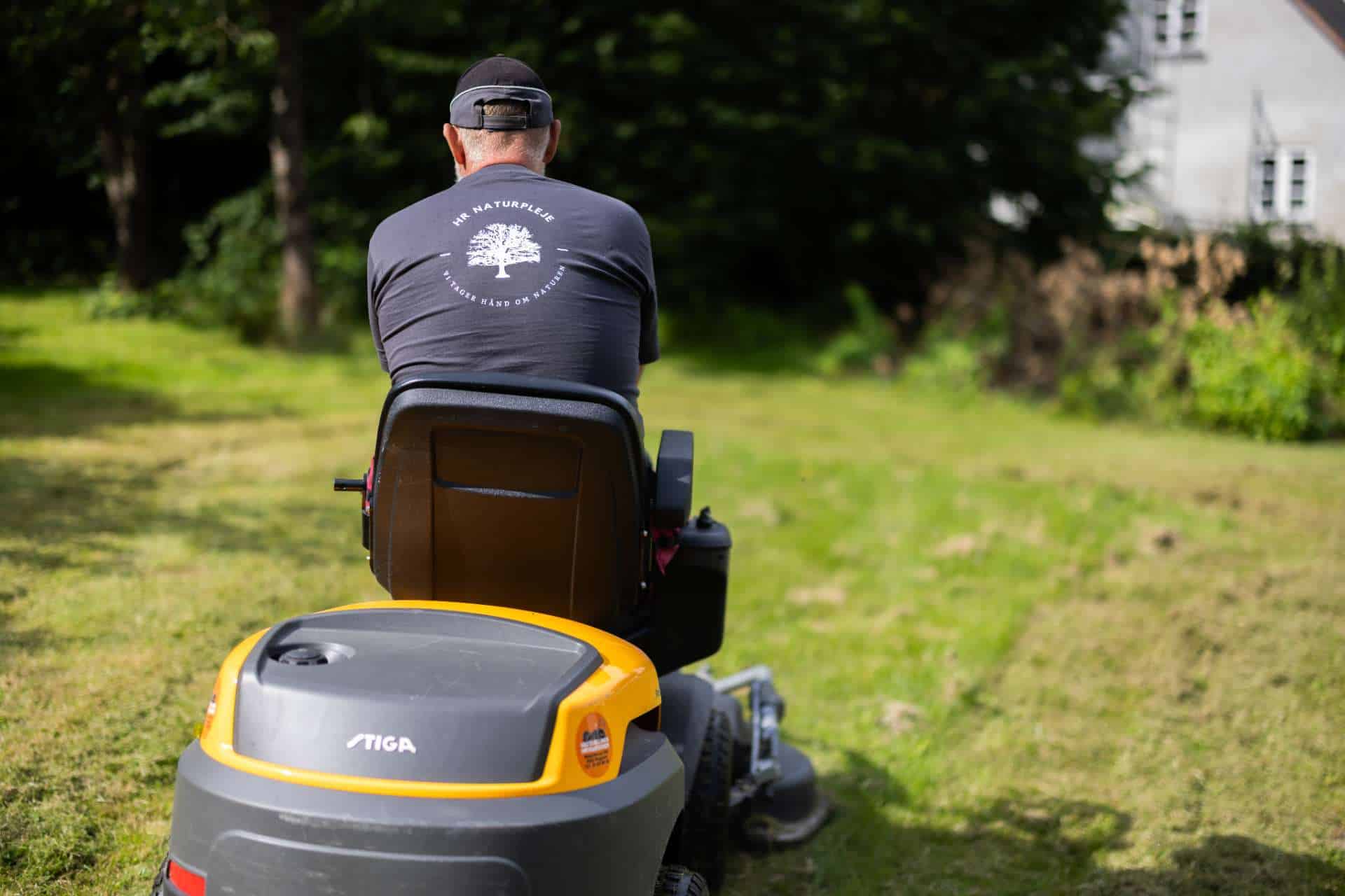 Klipning af græsarealer med professionel havetraktor