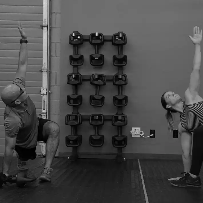 Einar Leon owner of IKAIKA Personal Fitness training a client