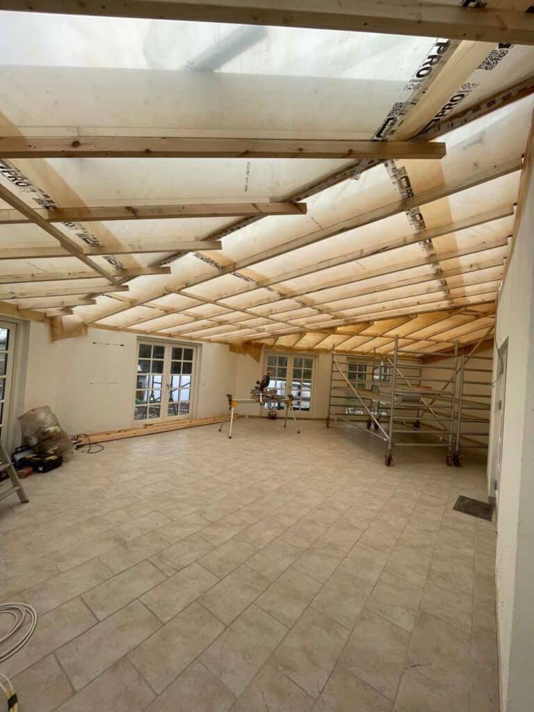 tømrer laver klar til nyt tag