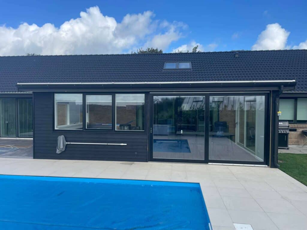 ny tilbygning med vinduer og døre