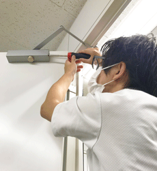 玄関の鍵開け作業