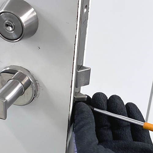 金属プレートを外します